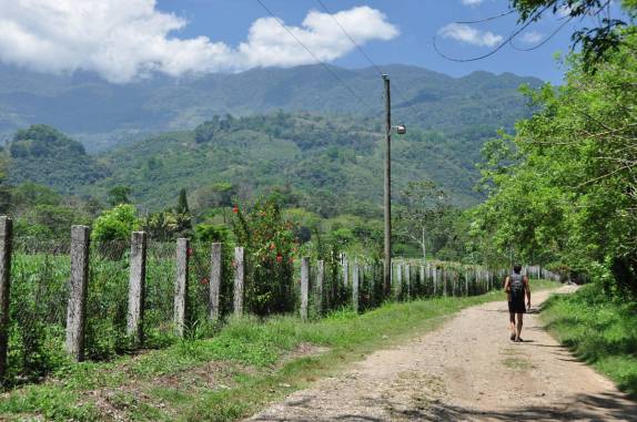 Caminhada bucólica por estrada rural na região do lago Yojoa, em Honduras